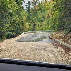 Hurra, Asphalt .... für etwa 80 Meter für eine Kurve