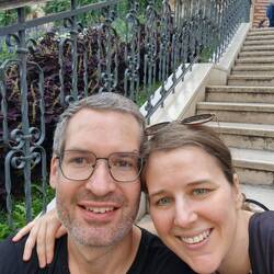 Zwei müde Tourist:innen