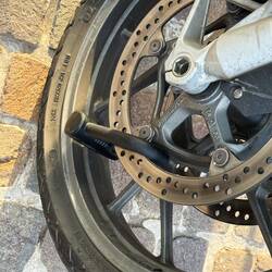 Sicher ist sicher. Ich schließe das Motorrad immer mit einem zusätzlichen Bremscheibenschloss ab