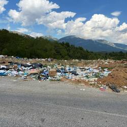 Müll sieht man ständig. An den Straßenrändern liegen Plastikflaschen ohne Ende.