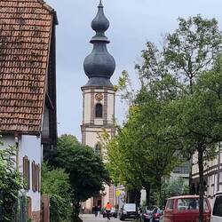 Radfahrer, Kirchgänger - alle strebten Richtung Kirche