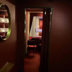 Anteroom into the box