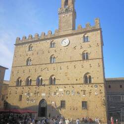 Das Rathaus von Volterra, das älteste Rathaus Italiens