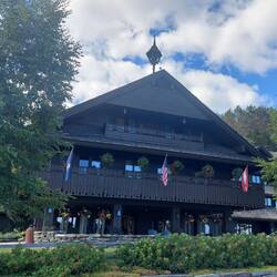 Die Lodge mit der Begrüßung: "GRÜSS GOTT"