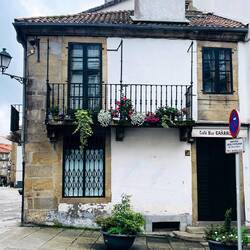 Cada edificio narra siglos de estilos y técnicas convergentes.