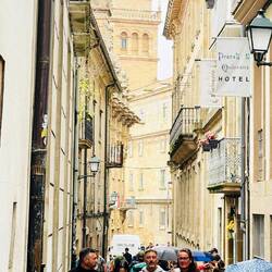 Espacios históricos y culturales conviven en tejido urbano dinámico.