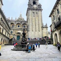 Fachada barroca de la Catedral, rica y elaborada, resalta grandiosidad y ornamentación.