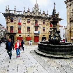 Plaza del Obradoiro unifica estilos diversos en un espacio urbano emblemático.