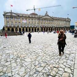 Plaza de las Platerías impresiona con barroco y simbolismo escultórico.
