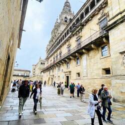 La Catedral fusiona estilos románico, gótico y barroco, un ícono monumental impresionante.