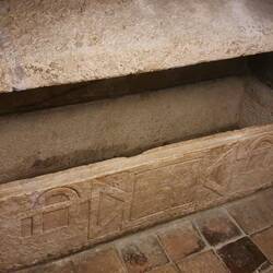 Un sarcofago dietro l'ex altare maggiore🥰