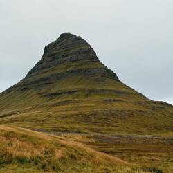 Der Berg Kirkjufell ("Kirchenberg")