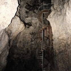 Eine der beiden Treppen in der Lavahöhle