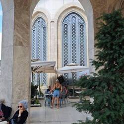 Taksim-Moschee mit Kaffee