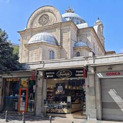 Hagia Triada (christliche Kirche gleich neben an).