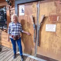 Eingang zum Saloon auf dem Campingplatz. Auffällige Türgriffe.