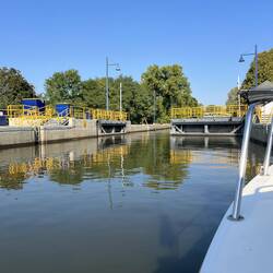 Only one lock gate working. Restricts vessels to a smaller beam.