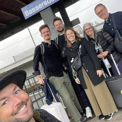 Am Morga, ds Bassersdorf am Bahnhof. Wartend für da Zug an Flughafa