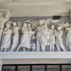 Relief über dem Eingang. Die sowjetische Bevölkerung dankt Stalin