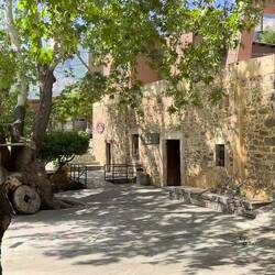 Devant l'hôtel, pour aller au restau