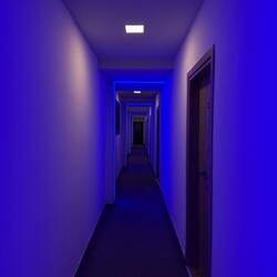 Couloirs futuristes de l'hôtel