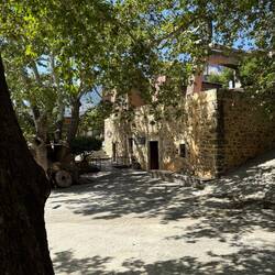 Devant l'hôtel, pour aller au restau