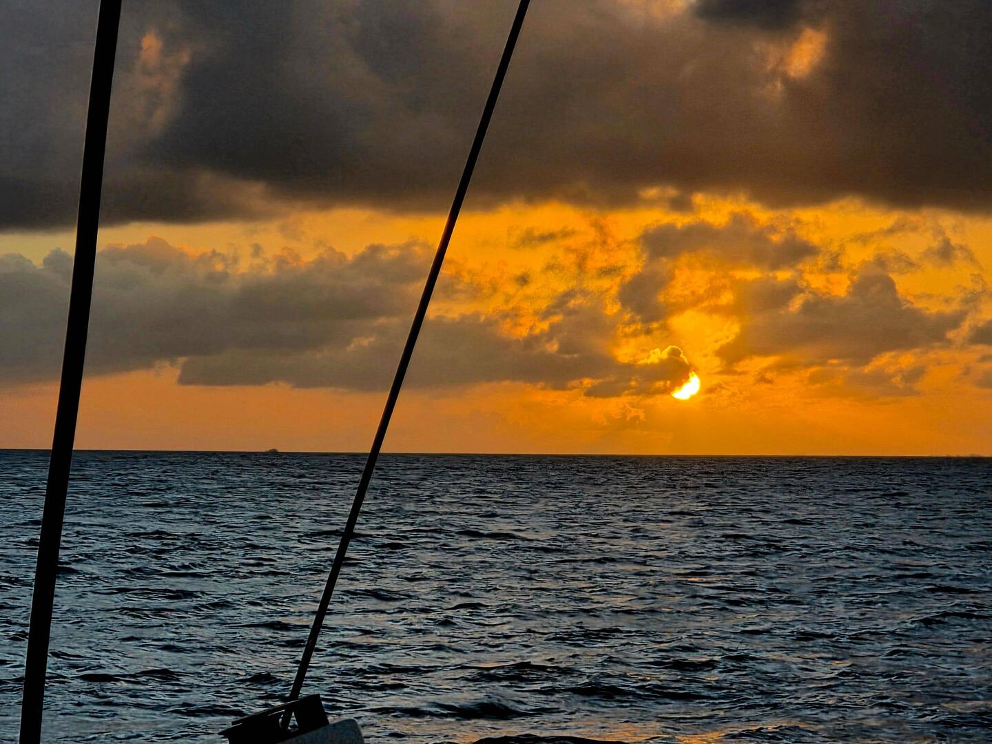 La passe est franchie. Le soleil se lève sur le lagon de Tikehau