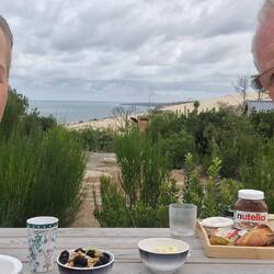 Frühstück mit Sicht auf Paraglider