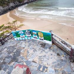 am Hotelkomplex "Flamingo" 🏨 startet der Rock Trail 🥾, links der Strand "Cat Ba I" ⛱️