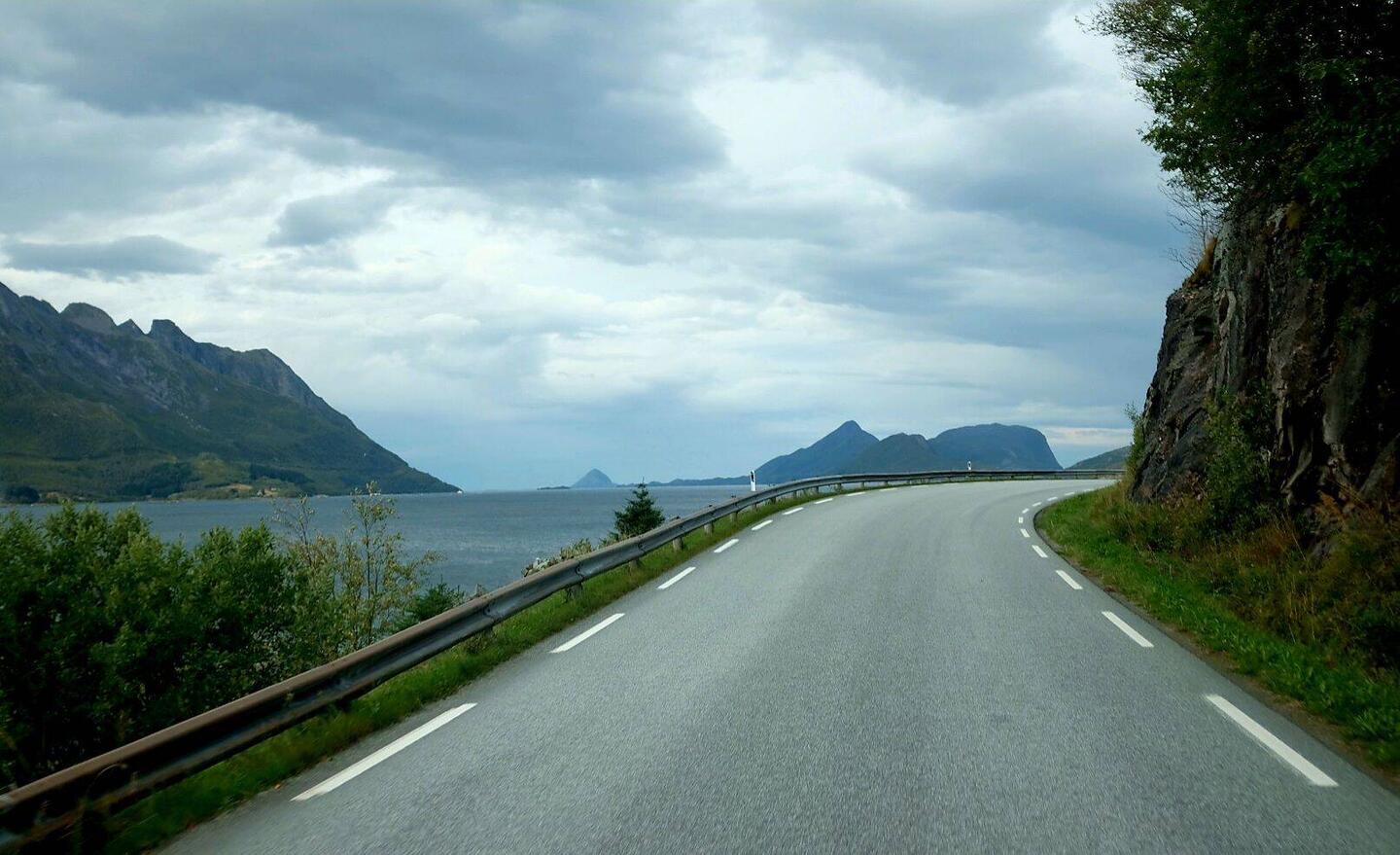 Es geht viele Kilometer entlang des Glomfjord
