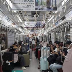Bahn von Narita nach Tokio