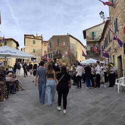 Aperitivo auf der Piazza von Campagnatico