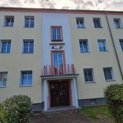 2.Wohnung, EG links, 2,5 Zimmer. 1981-82, danach Umzug Rostock-Land. Heute alles viel bunter hier.