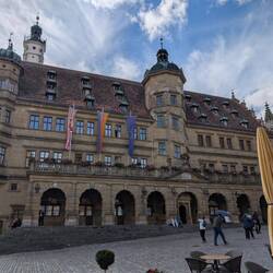 Hinein ins Rothenburger Rathaus, im Treppenhaus an den Türen zu den Amtsstuben vorbei nach oben ...