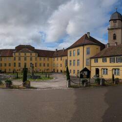 Hier wohnt Fürst Ferdinand zu Hohenlohe-Bartenstein 