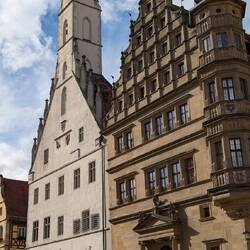 ... quer auf dem Dachboden zum Turm.