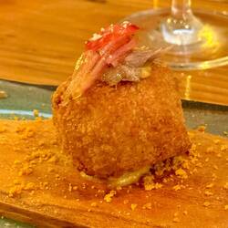 Kartoffelkrokette mit Speck und Pulled Beef on top