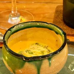 Kartoffel-Käse-Suppe mit Avocado und Kürbiskernbröseln
