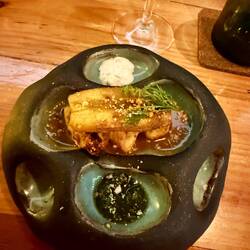 Hähnchen mit süßer Kochbanane und zwei Sößchen zum Abschmecken