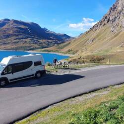 Vi startede med cyklerne ved kanten af søen; Lac du Mont Cenis
