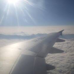 Der Himalaya durchsticht die Wolken
