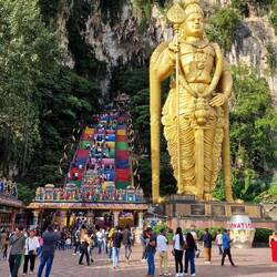 Richtiger Tempel - rechts die weltweit größte Murugan Statue