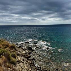am Morgen treffen wir auf ein stahlblaues Meer
