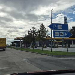Koffie tanken! Kiaatje tanken heb ik weg van de snelweg gedaan, in een autohof, veel goedkoper!