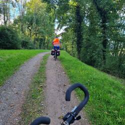 60 km auf solchen Wegen kostet Kraft - neben dem heftigen Gegenwind