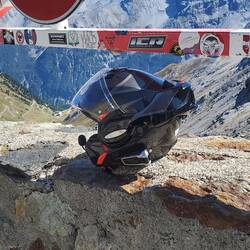 Mais à qui est ce casque ?......Ah à Popol mais comment va t il descendre du Stelvio 🤔