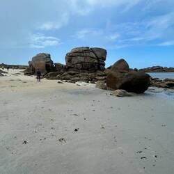 Hier liegen Steinchen am Strand