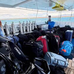 Gepäck ist schon mal da, der 16 Taucher noch nicht