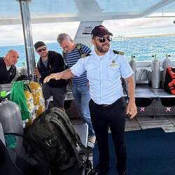 Der Kapitän weist uns fix in die wichtigste Regel ein - keine Schuhe!