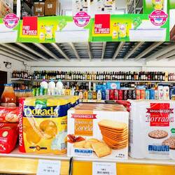 En la tienda del camping no faltan los vinos de Portugal